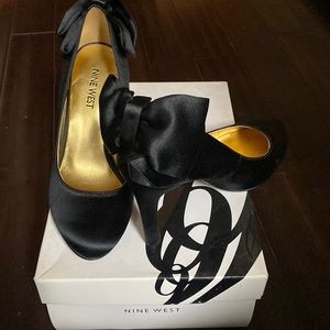 NIB NINE WEST Satin Heels with Bows, 6